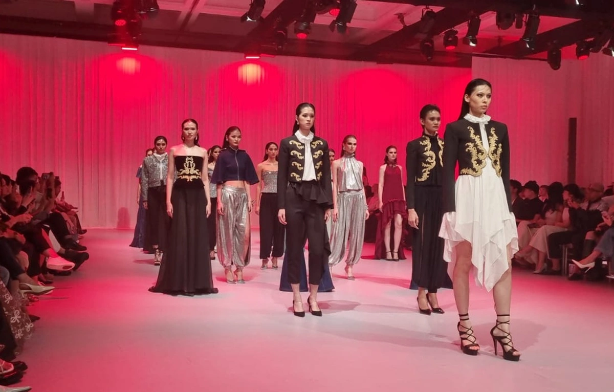 Kreasi Yosafat Dwi Kurniawan di Langham Fashion Soiree.
