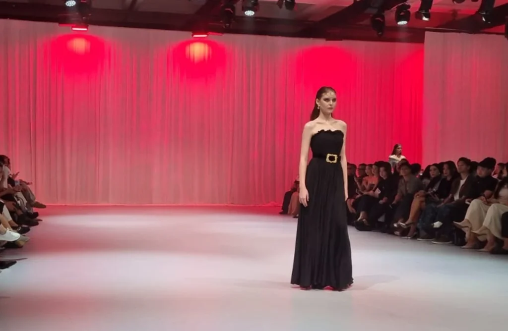 Kreasi Yosafat Dwi Kurniawan di Langham Fashion Soiree.