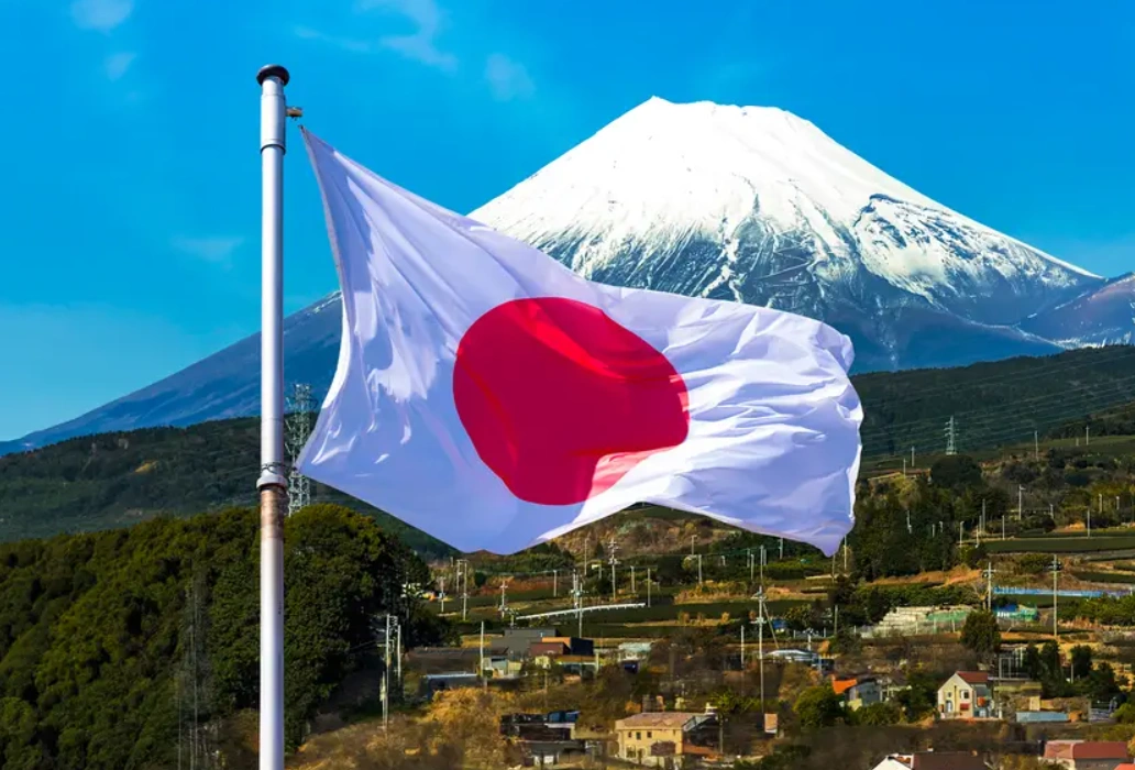 Bendera Jepang tengah berkibar di dekat Gunung Fuji.