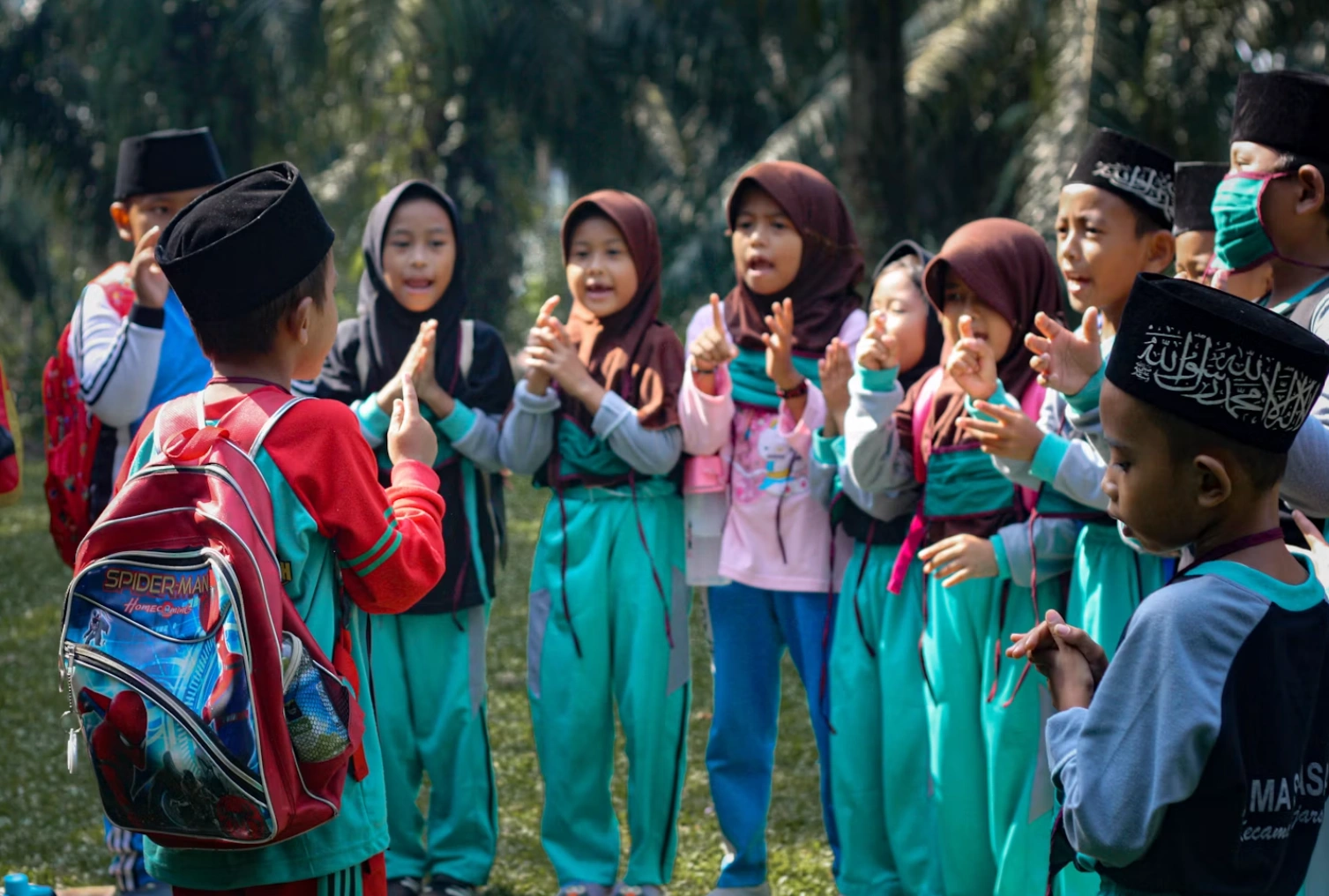 Anak-anak tengah berkumpul untuk belajar bersama.(Unsplash.com)