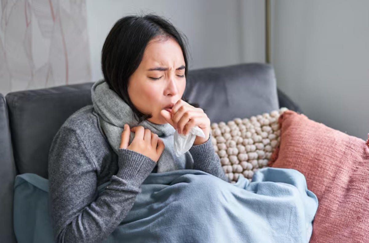 Perempuan mengalami flu.(freepik)