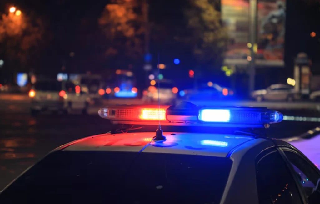 Polisi tengah berpatroli dengan mobil.(freepik)