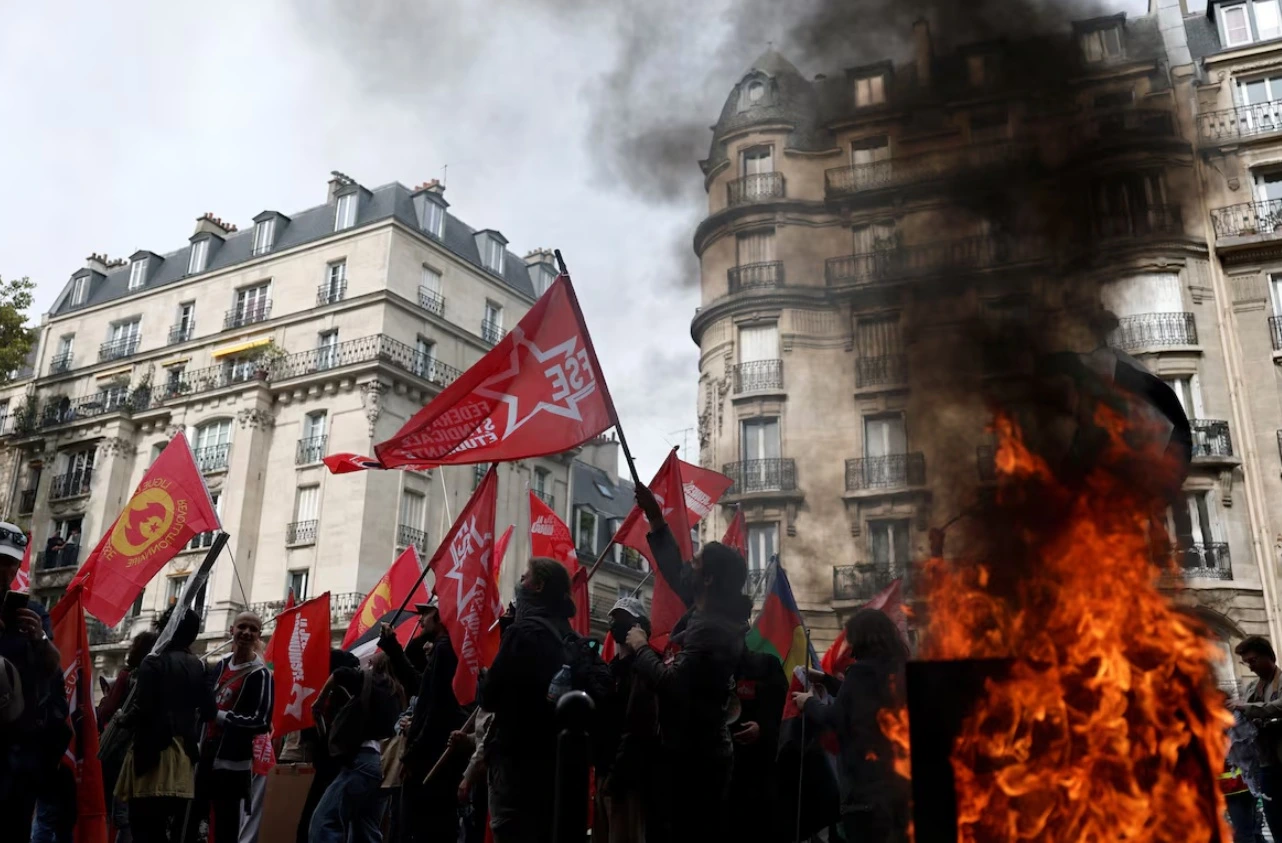 Aksi massa di Paris, Prancis, menolak kenaikan biaya hidup.(Reuters)