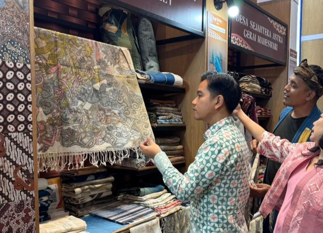 Gibran saat melihat-lihat kain batik di Inacraft.