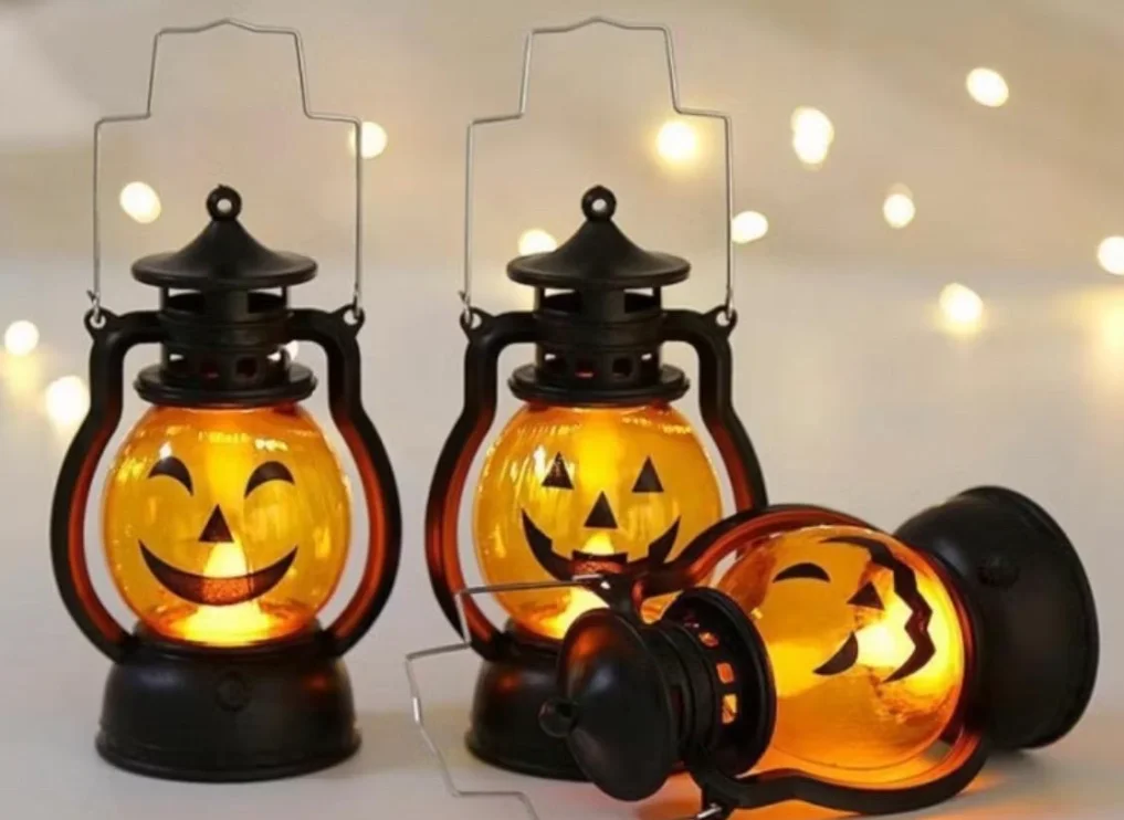 Hiasan Halloween buatan sendiri dari lampu.