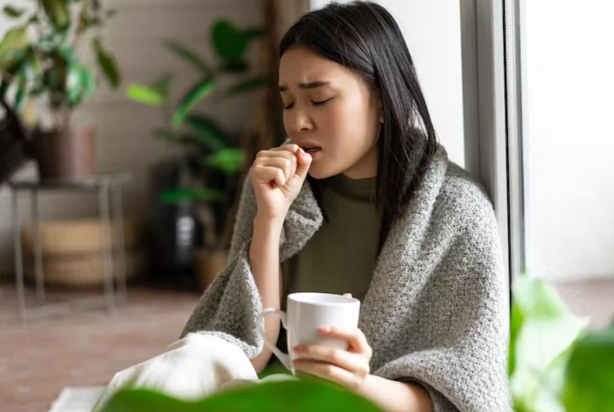 Ilustasi seorang wanita tengah mengalami flu atau demam.