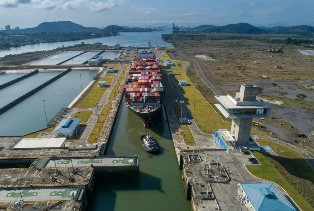 Kapal tanker melewati selat Panama.