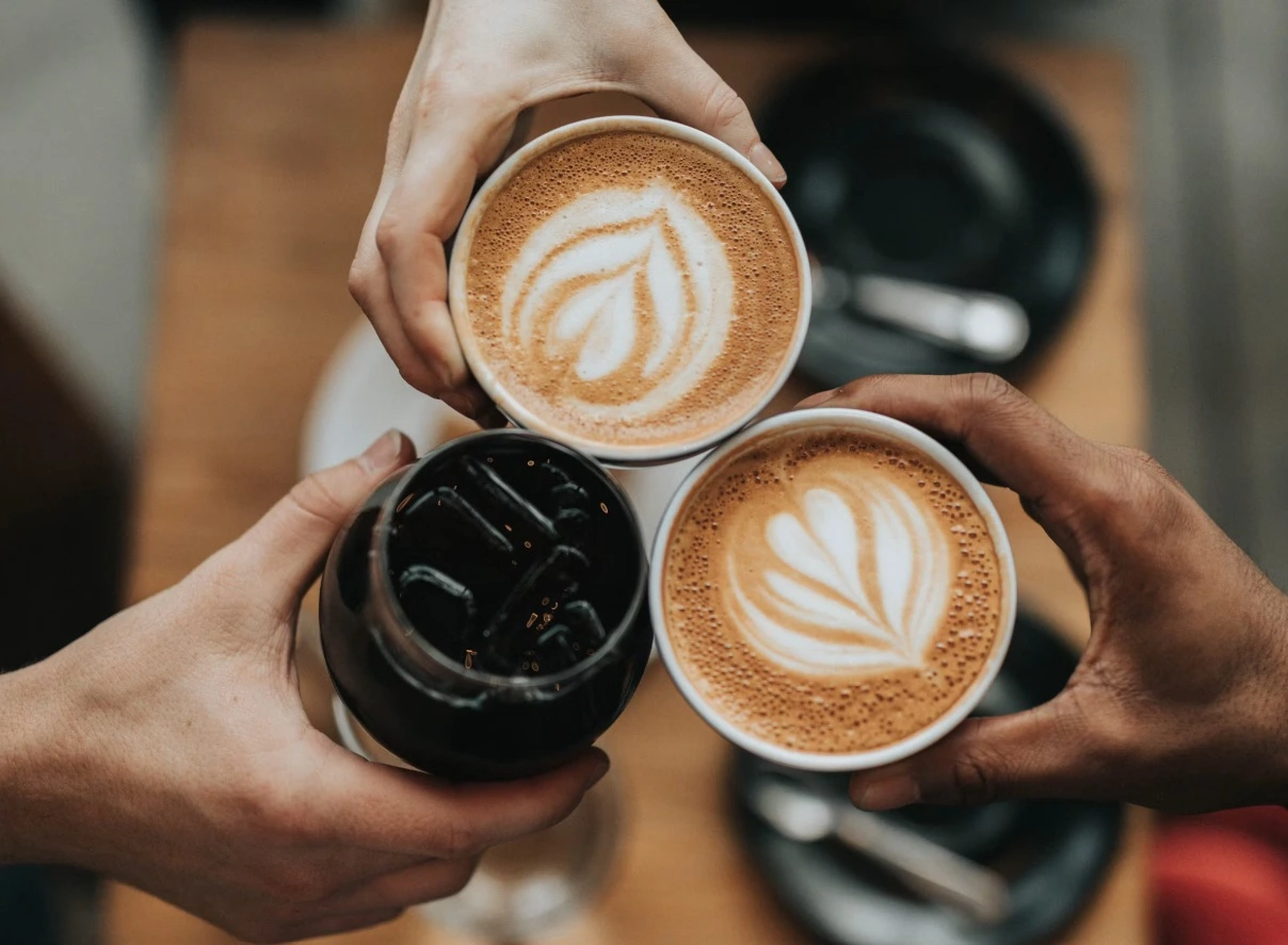 Ngopi bareng teman di cafe. (Unsplash.com)