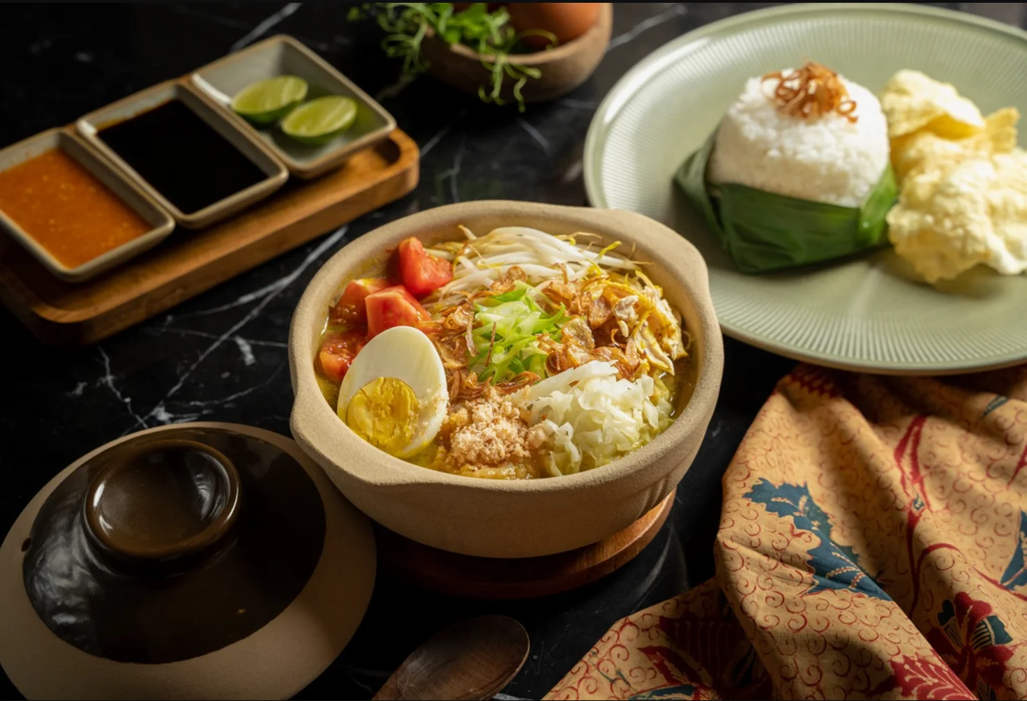Soto santan dengan nasi khas masakan Nusantara.