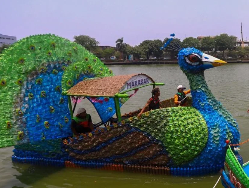 Perahu dari botol plastik dan sampah yang didaur ulang.